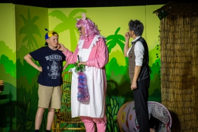 Tim (Samuel Schäfer), Wutz (Claudia Martens) und der Professor (Gabi Weber)