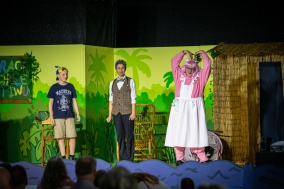 Tim (Samuel Schäfer), Professor (Gabi Weber) und Wutz (Claudia Martens)