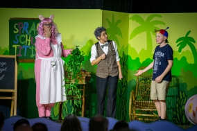 Wutz (Claudia Martens), Professor (Gabi Weber) und Tim (Samuel Schäfer)