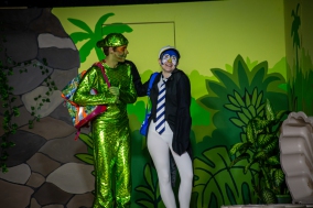 Wawa (Szymon Urbaniak) und Ping (Ellie Sachs)