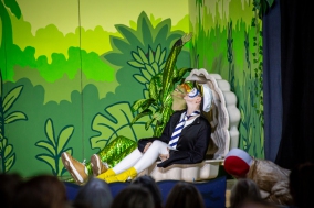 Wawa (Szymon Urbaniak) und Ping (Ellie Sachs) in der Muschel