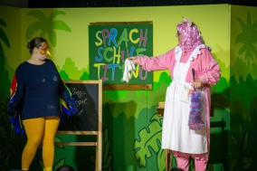 Schusch (Rebecca Schubert) und Wutz (Claudia Martens)