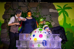 Der Professor (Gabi Weber), Schusch (Rebecca Schubert), Wawa (Szymon Urbaniak) und Ping (Ellie Sachs)