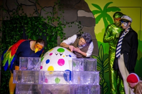 Schusch (Rebecca Schubert), Professor (Gabi Weber), Wawa (Szymon Urbaniak) und Ping (Ellie Sachs)