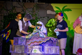 Schusch (Rebecca Schubert), Professor (Gabi Weber), Ping (Ellie Sachs), Wawa (Szymon Urbaniak) und Tim (Samuel Schäfer)