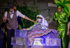 Der Professor (Gabi Weber), Ping (Ellie Sachs) und Wawa (Szymon Urbaniak)