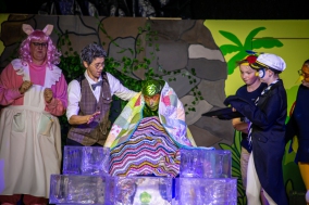 Wutz (Claudia Martens), Professor (Gabi Weber), Wawa (Szymon Urbaniak), Tim (Samuel Schäfer) und Ping (Ellie Sachs)