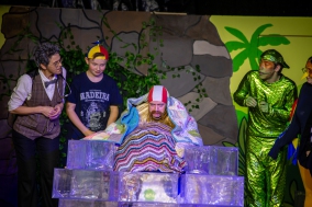 Der Professor (Gabi Weber), Tim (Samuel Schäfer), Seele-Fant (Janosch Reichrath) und Wawa (Szymon Urbaniak)