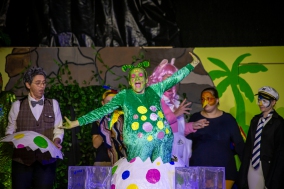 Der Professor (Gabi Weber), Urmel (Lisa Wagener), Schusch (Rebecca Schubert) und Ping (Ellie Sachs)