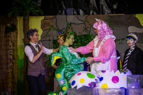 Der Professor (Gabi Weber), Tim (Samuel Schäfer), Urmel (Lisa Wagener), Wutz (Claudia Martens) und Ping (Ellie Sachs)