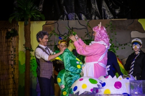 Der Professor (Gabi Weber), Tim (Samuel Schäfer), Urmel (Lisa Wagener), Wutz (Claudia Martens) und Ping (Ellie Sachs)