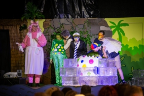 Wutz (Claudia Martens), Urmel (Lisa Wagener), Ping (Ellie Sachs), Tim (Samuel Schäfer) und Schusch (Rebecca Schubert)