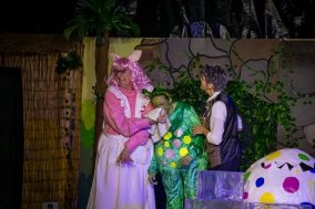 Wutz (Claudia Martens), Urmel (Lisa Wagener) und Professor (Gabi Weber)