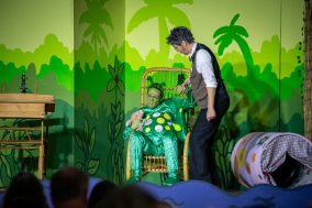 Urmel (Lisa Wagener) und Professor (Gabi Weber)