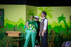 Urmel (Lisa Wagener), Ping (Ellie Sachs) und Professor (Gabi Weber)