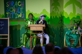 Wawa (Szymon Urbaniak) und Ping (Ellie Sachs) auf der Schulbank