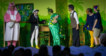 Wutz (Claudia Martens), Ping (Ellie Sachs), Urmel (Lisa Wagener), Professor (Gabi Weber),  Schusch (Rebecca Schubert) und Tim (Samuel Schäfer)