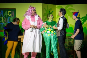 Schusch (Rebecca Schubert), Wutz (Claudia Martens), Urmel (Lisa Wagener), Professor (Gabi Weber) und Tim (Samuel Schäfer)