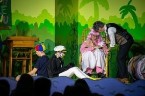 Tim (Samuel Schäfer), Ping (Ellie Sachs),  Wutz (Claudia Martens) und Professor (Gabi Weber)