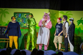 Schusch (Rebecca Schubert), Wawa (Szymon Urbaniak), Wutz (Claudia Martens), Tim (Samuel Schäfer), Professor (Gabi Weber) und Ping (Ellie Sachs)