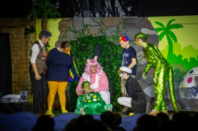 Der Professor (Gabi Weber), Schusch (Rebecca Schubert), Urmel (Lisa Wagener), Wutz (Claudia Martens), Tim (Samuel Schäfer) und  Wawa (Szymon Urbaniak)