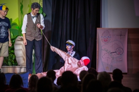 Tim (Samuel Schäfer),  Professor (Gabi Weber), Ping (Ellie Sachs) und Seele-Fant (Janosch Reichrath)