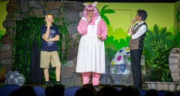 Tim (Samuel Schäfer), Wutz (Claudia Martens) und der Professor (Gabi Weber)