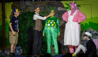 Tim (Samuel Schäfer),  der Professor (Gabi Weber), Urmel (Lisa Wagener), Wutz (Claudia Martens) und Ping (Ellie Sachs)