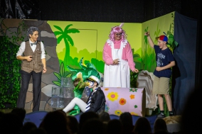 Der Professor (Gabi Weber), Urmel (Lisa Wagener), Ping (Ellie Sachs),  Wutz (Claudia Martens) und Tim (Samuel Schäfer)