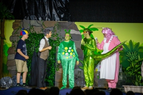 Tim (Samuel Schäfer),  Professor (Gabi Weber), Urmel (Lisa Wagener), Wawa (Szymon Urbaniak) und Wutz (Claudia Martens)