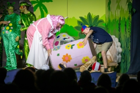 Urmel (Lisa Wagener), Wawa (Szymon Urbaniak), Wutz (Claudia Martens) und Tim (Samuel Schäfer