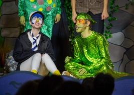 Ping (Ellie Sachs) und Wawa (Szymon Urbaniak)