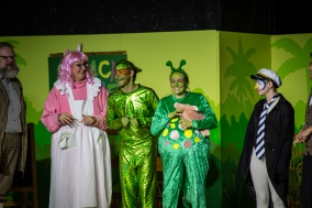 König Pumponell (Dr. Norbert Husfeld), Wutz (Claudia Martens), Wawa (Szymon Urbaniak), Urmel (Lisa Wagener) und Ping (Ellie Sachs)