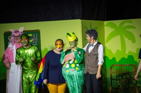 Wutz (Claudia Martens), Wawa (Szymon Urbaniak), Schusch (Rebecca Schubert), Urmel (Lisa Wagener) und Professor (Gabi Weber)