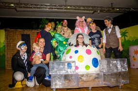 Hannah Erbach (Souffleuse) im Ei, Simone Wetzig (Maske) links daneben kniend