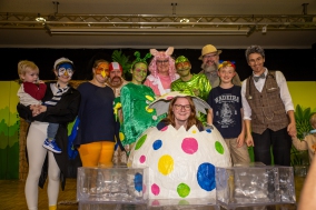 Hanna Martens (Kulissen) im Ei mit dem Ensemble der Theatergruppe Mimenquell