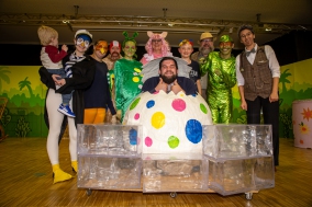 Sebastian Fischer (Technik) im Ei mit dem Ensemble der Theatergruppe Mimenquell